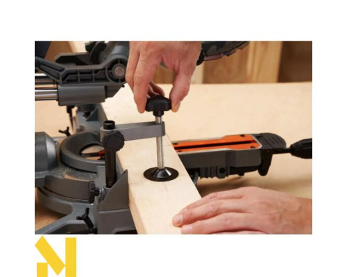 Пила торцювальна мережева Black&Decker BES701