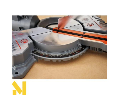 Пила торцювальна мережева Black&Decker BES701