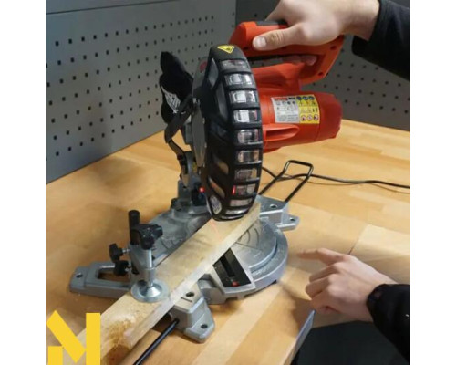 Пила торцювальна HECHT 813