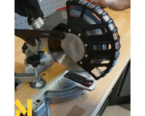 Пила торцювальна HECHT 813