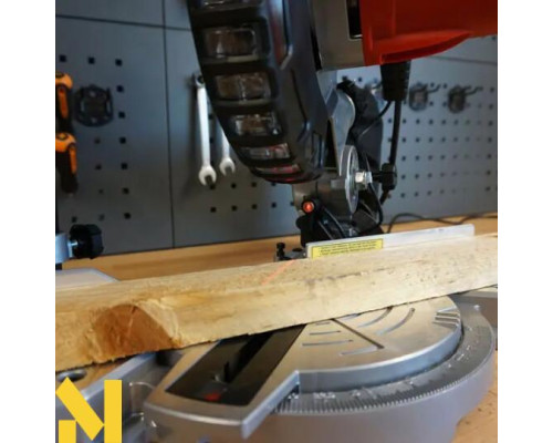 Пила торцювальна HECHT 813